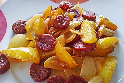 Ofenkartoffeln mit Zwiebeln, Chorizo und Sauerrahm - Paprika - Dip