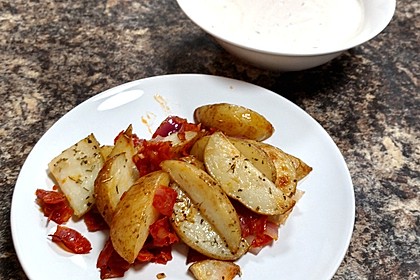 Ofenkartoffeln mit Zwiebeln, Chorizo und Sauerrahm - Paprika - Dip 8