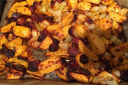 Ofenkartoffeln mit Zwiebeln, Chorizo und Sauerrahm - Paprika - Dip 13