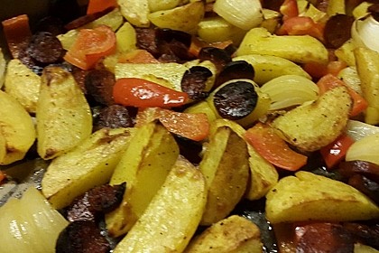 Ofenkartoffeln mit Zwiebeln, Chorizo und Sauerrahm - Paprika - Dip 11