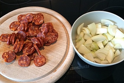 Ofenkartoffeln mit Zwiebeln, Chorizo und Sauerrahm - Paprika - Dip 25