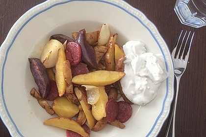 Ofenkartoffeln mit Zwiebeln, Chorizo und Sauerrahm - Paprika - Dip 9