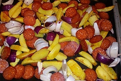 Ofenkartoffeln mit Zwiebeln, Chorizo und Sauerrahm - Paprika - Dip 5