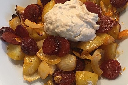 Ofenkartoffeln mit Zwiebeln, Chorizo und Sauerrahm - Paprika - Dip 14
