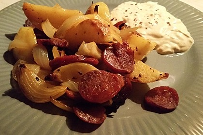 Ofenkartoffeln mit Zwiebeln, Chorizo und Sauerrahm - Paprika - Dip 16