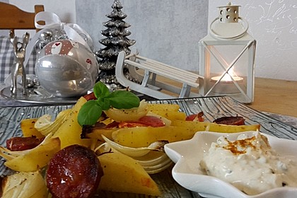 Ofenkartoffeln mit Zwiebeln, Chorizo und Sauerrahm - Paprika - Dip 17