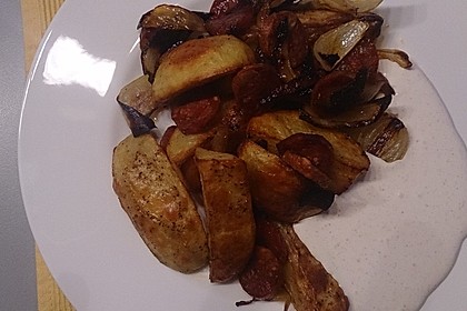 Ofenkartoffeln mit Zwiebeln, Chorizo und Sauerrahm - Paprika - Dip 21