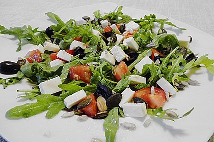 Rucola - Salat mit Oliven, Tomaten und Schafsk&auml;se