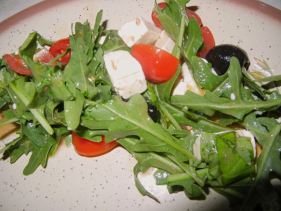Rucola - Salat mit Oliven, Tomaten und Schafskäse (Rezept mit Bild ...