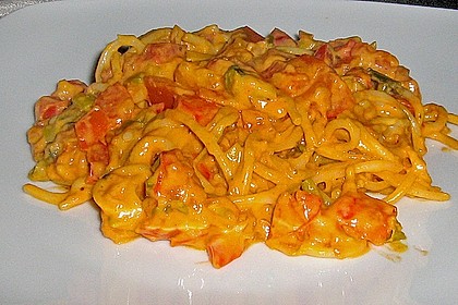 Spaghetti in cremiger Paprika - Tomaten - Frühlingszwiebel - Sauce 32