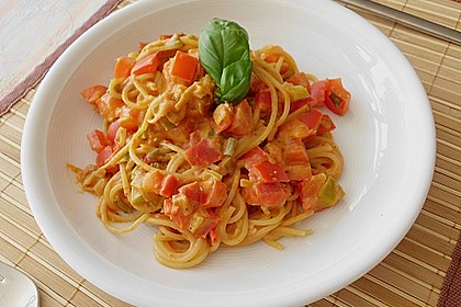 Spaghetti in cremiger Paprika - Tomaten - Frühlingszwiebel - Sauce 4