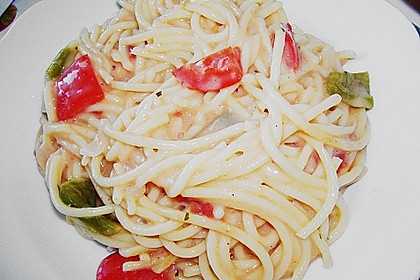 Spaghetti in cremiger Paprika - Tomaten - Frühlingszwiebel - Sauce 42