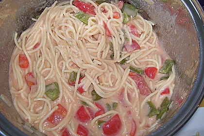 Spaghetti in cremiger Paprika - Tomaten - Frühlingszwiebel - Sauce 35