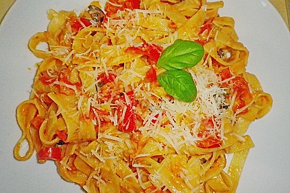 Spaghetti in cremiger Paprika - Tomaten - Frühlingszwiebel - Sauce 22