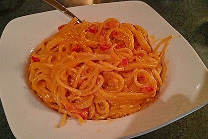 Spaghetti in cremiger Paprika - Tomaten - Frühlingszwiebel - Sauce 26