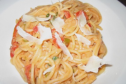Spaghetti in cremiger Paprika - Tomaten - Frühlingszwiebel - Sauce 39