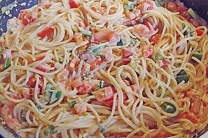 Spaghetti in cremiger Paprika - Tomaten - Frühlingszwiebel - Sauce 15