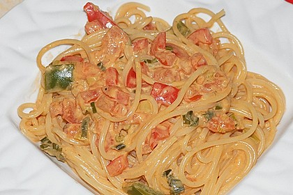 Spaghetti in cremiger Paprika - Tomaten - Frühlingszwiebel - Sauce 8