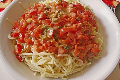 Spaghetti in cremiger Paprika - Tomaten - Frühlingszwiebel - Sauce 9