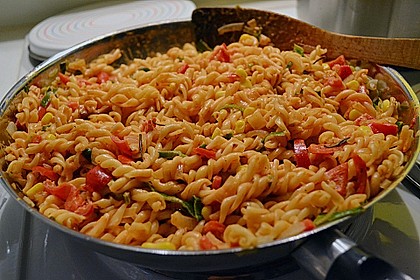 Spaghetti in cremiger Paprika - Tomaten - Frühlingszwiebel - Sauce 12