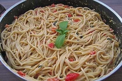 Spaghetti in cremiger Paprika - Tomaten - Frühlingszwiebel - Sauce 23