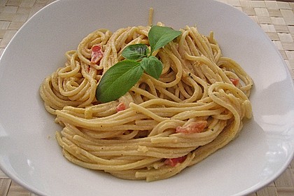 Spaghetti in cremiger Paprika - Tomaten - Frühlingszwiebel - Sauce 18