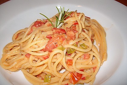 Spaghetti in cremiger Paprika - Tomaten - Frühlingszwiebel - Sauce 16