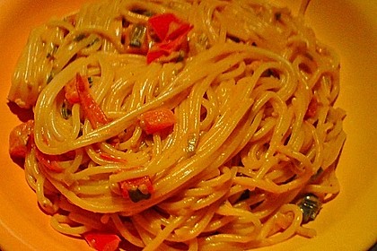Spaghetti in cremiger Paprika - Tomaten - Frühlingszwiebel - Sauce 40