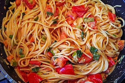 Spaghetti in cremiger Paprika - Tomaten - Frühlingszwiebel - Sauce 7