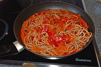Spaghetti in cremiger Paprika - Tomaten - Frühlingszwiebel - Sauce 33
