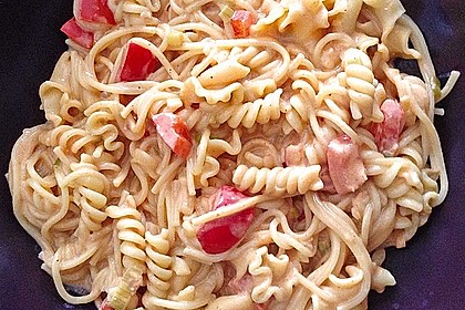 Spaghetti in cremiger Paprika - Tomaten - Frühlingszwiebel - Sauce 25