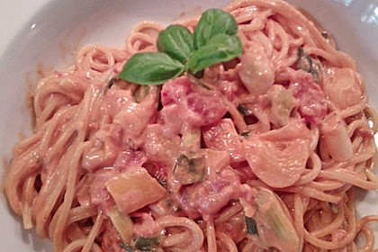Spaghetti in cremiger Paprika - Tomaten - Frühlingszwiebel - Sauce 45