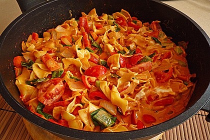 Spaghetti in cremiger Paprika - Tomaten - Frühlingszwiebel - Sauce 2