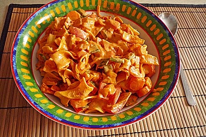 Spaghetti in cremiger Paprika - Tomaten - Frühlingszwiebel - Sauce 19