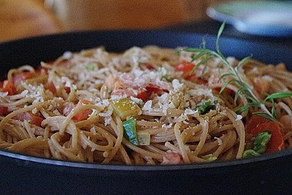 Spaghetti in cremiger Paprika - Tomaten - Frühlingszwiebel - Sauce 13