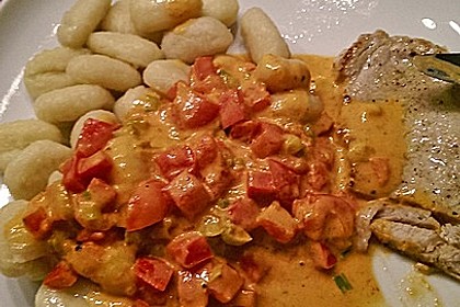 Spaghetti in cremiger Paprika - Tomaten - Frühlingszwiebel - Sauce 24