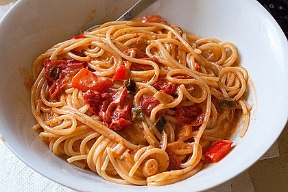 Spaghetti in cremiger Paprika - Tomaten - Frühlingszwiebel - Sauce 11