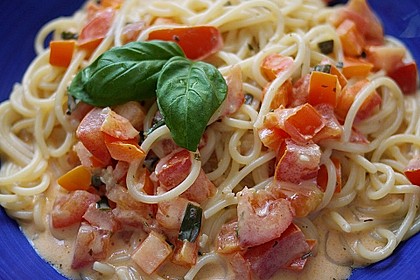 Spaghetti in cremiger Paprika - Tomaten - Frühlingszwiebel - Sauce 1
