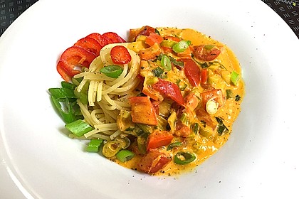 Spaghetti in cremiger Paprika - Tomaten - Frühlingszwiebel - Sauce