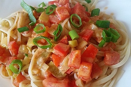 Spaghetti in cremiger Paprika - Tomaten - Frühlingszwiebel - Sauce 3