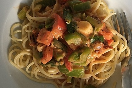 Spaghetti in cremiger Paprika - Tomaten - Frühlingszwiebel - Sauce 14