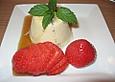 Panna Cotta mit frischem Obst der Saison und Ahornsirup