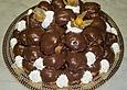 Profiteroles mit Schokolade und Sahne