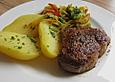Rinderfilet mit Rotweinzwiebeln