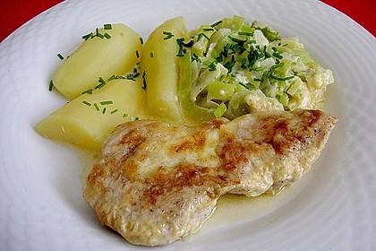 &Uuml;berbackene Putenschnitzel  auf Porreegem&uuml;se