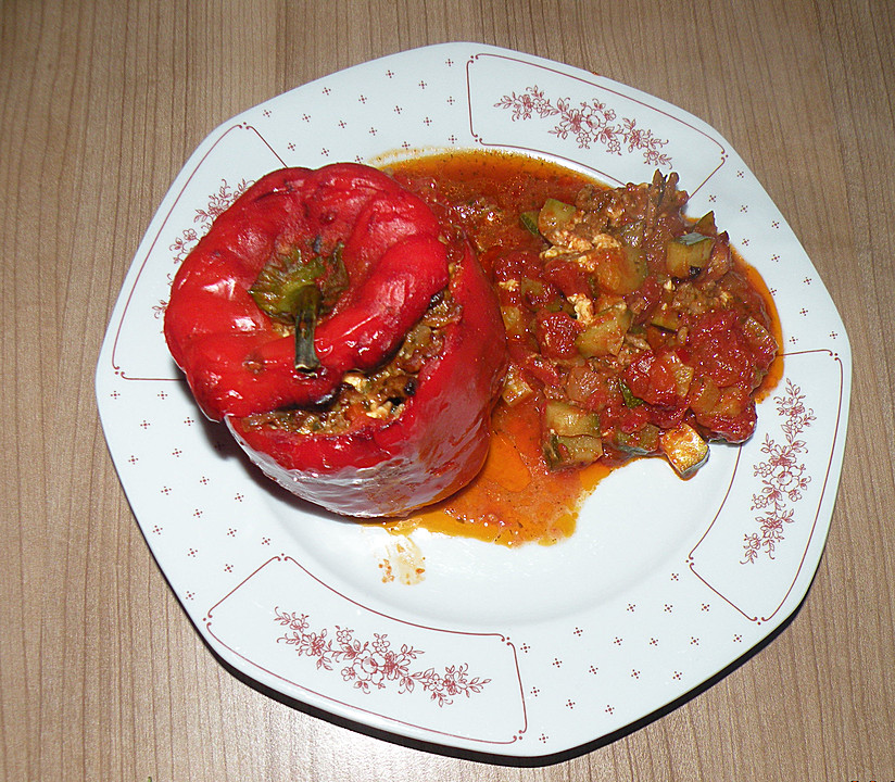 Gefüllte Paprika mit Hackfleisch, Feta und Zucchini (Rezept mit Bild ...