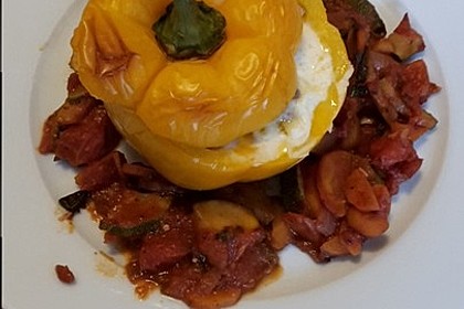 Gefüllte Paprika mit Hackfleisch, Feta und Zucchini 23