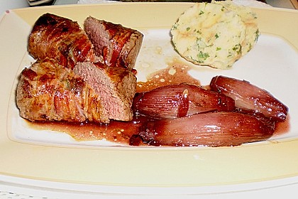 Rehmedaillons in Salbei und Speck gewickelt mit Rotweinschalotten und Brezelsouffl&eacute;e