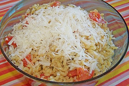 Nudelsalat mit Tomaten, Knoblauch, Basilikum und frischem Parmesan