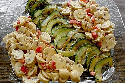 Zucchini - Carpaccio mit Champignonsalat